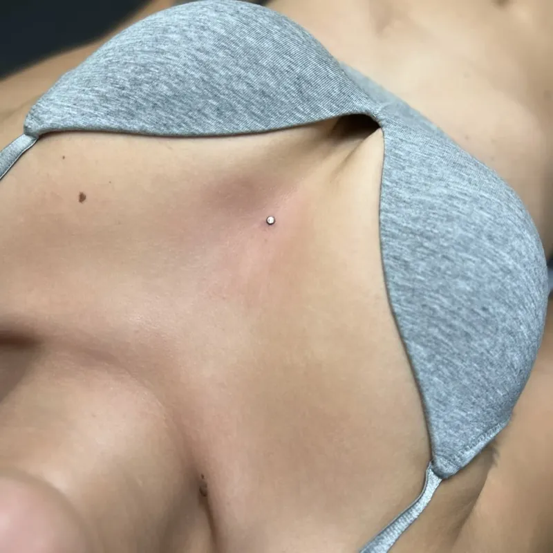 Microdermální piercing — ukázka
