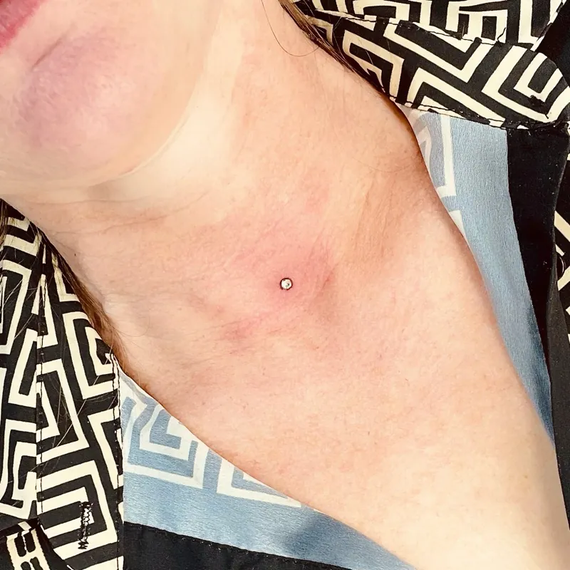 Microdermální piercing — ukázka