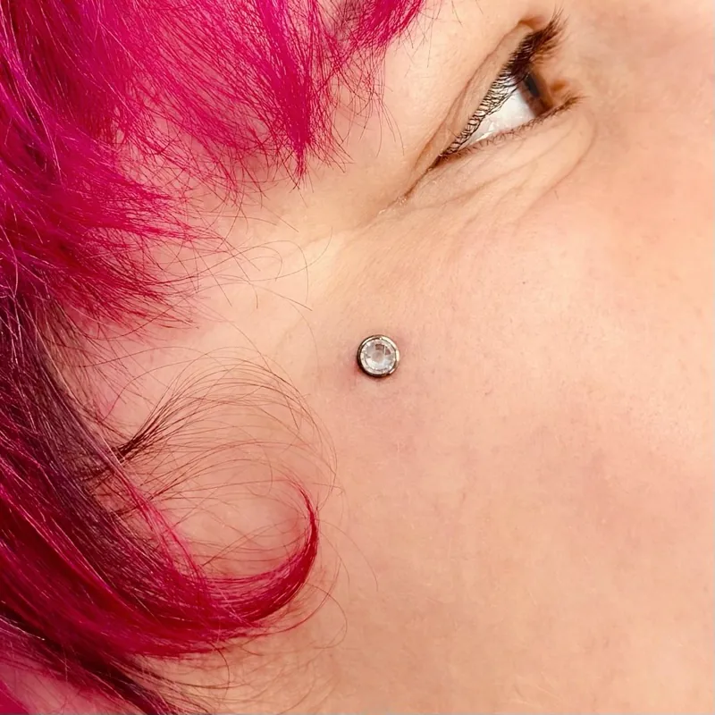 Microdermální šperk — profesionální provedení