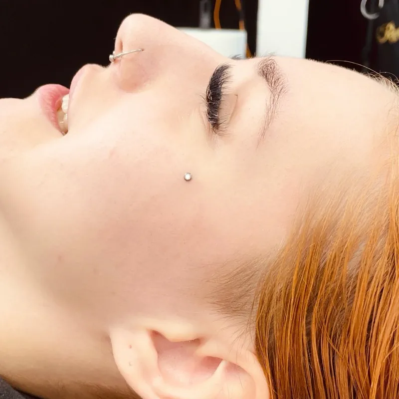 Microdermální piercing — ukázka
