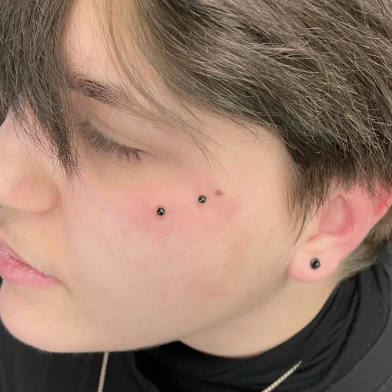 Microdermální šperk — profesionální provedení