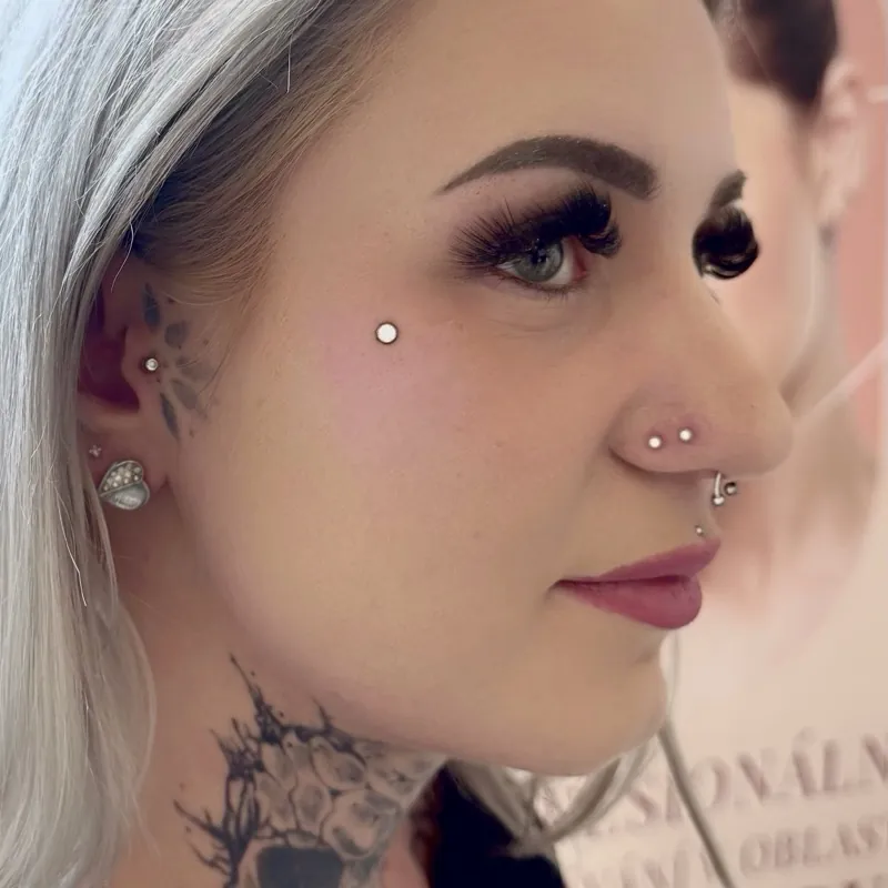 Microdermal piercing ve Viper Studiu