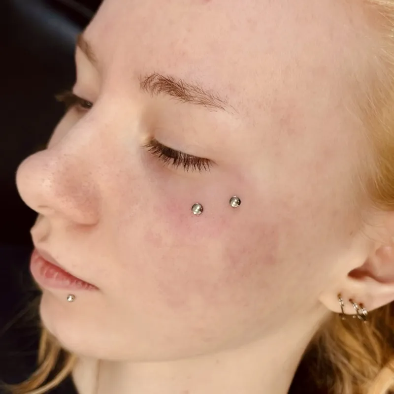 Microdermální piercing — ukázka