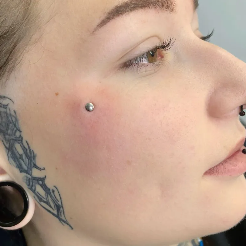 Microdermální šperk — profesionální provedení