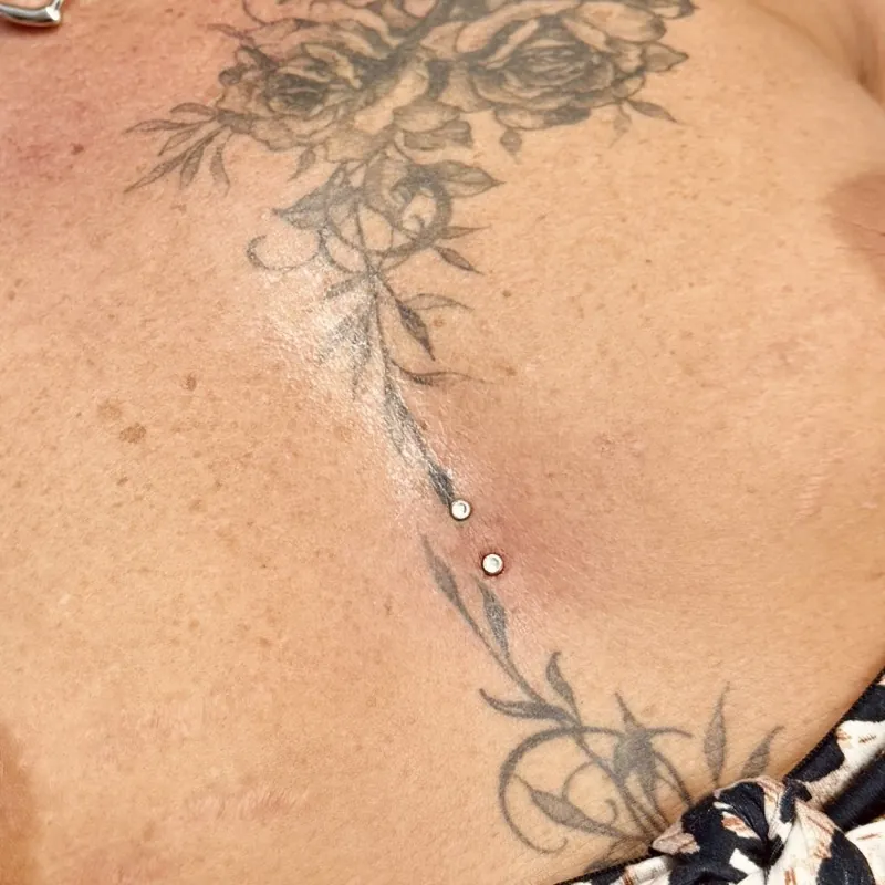 Microdermální piercing — ukázka