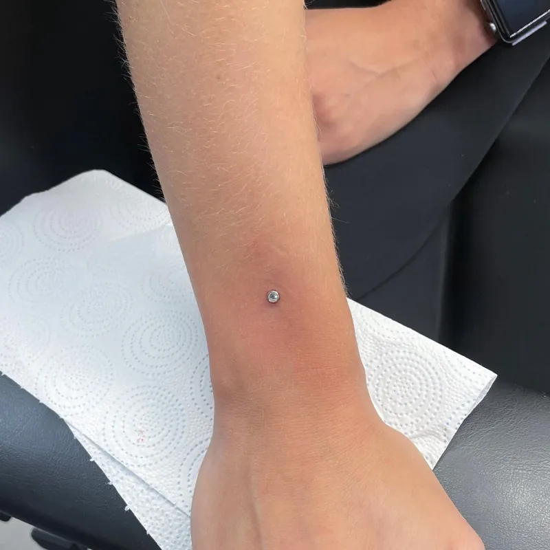 Microdermal piercing ve Viper Studiu