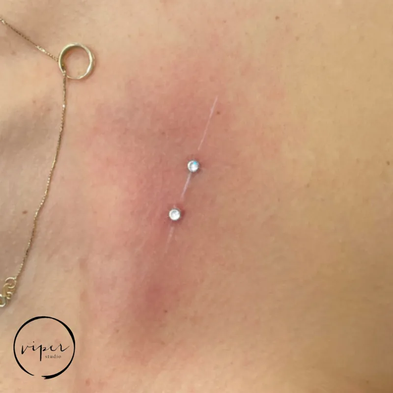 Microdermální piercing — ukázka