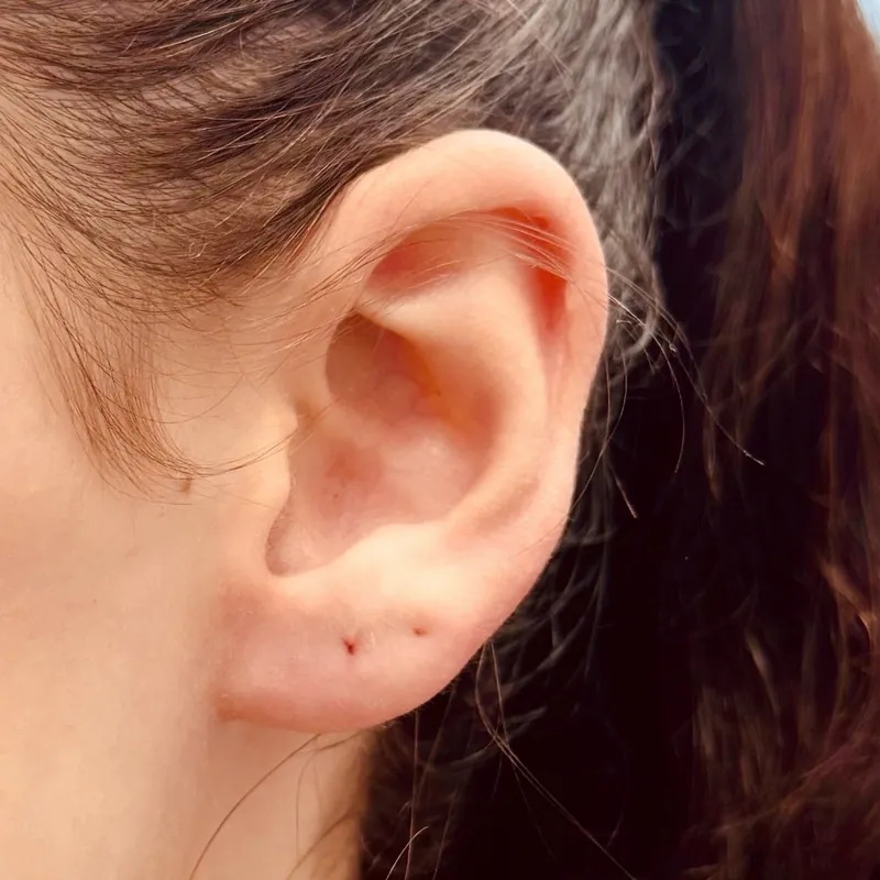 Ear piercing — detailní záběr šperku