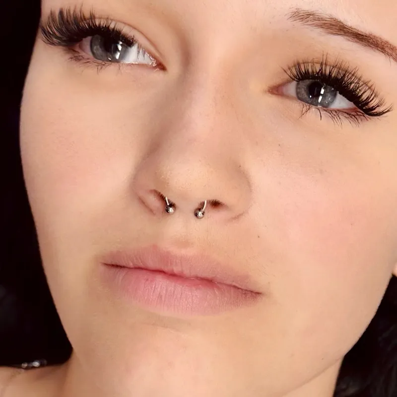 Piercing ucha s titanovým šperkem