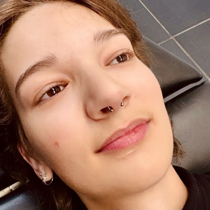 Piercing nosu — profesionální provedení