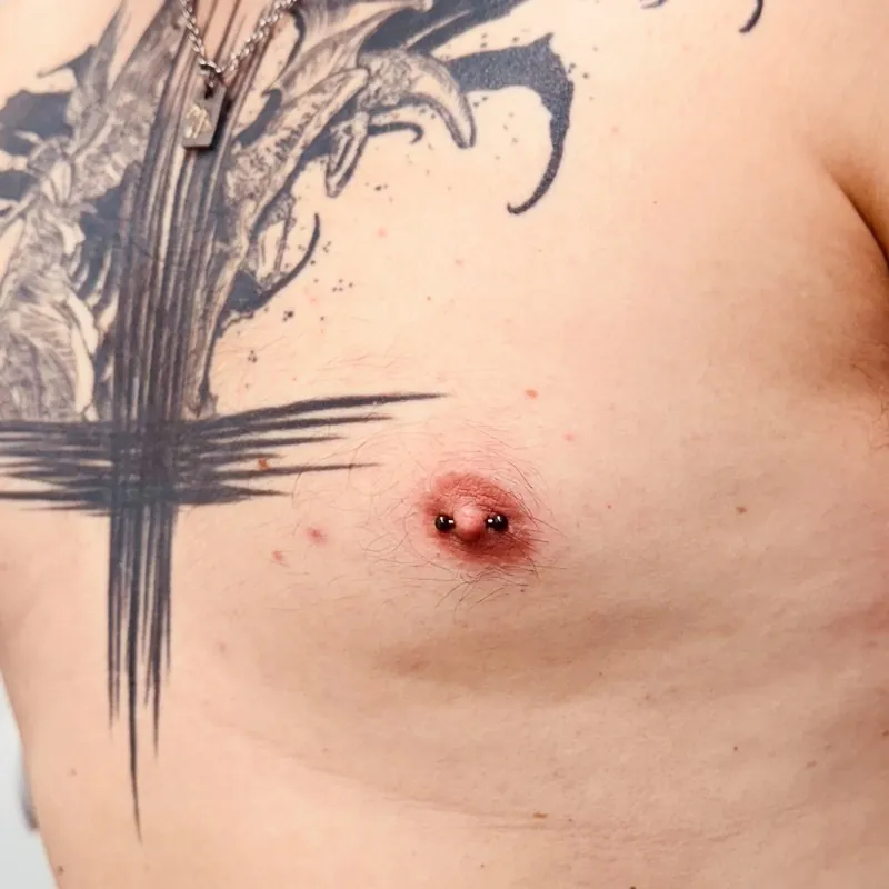 Ear piercing — detailní záběr šperku