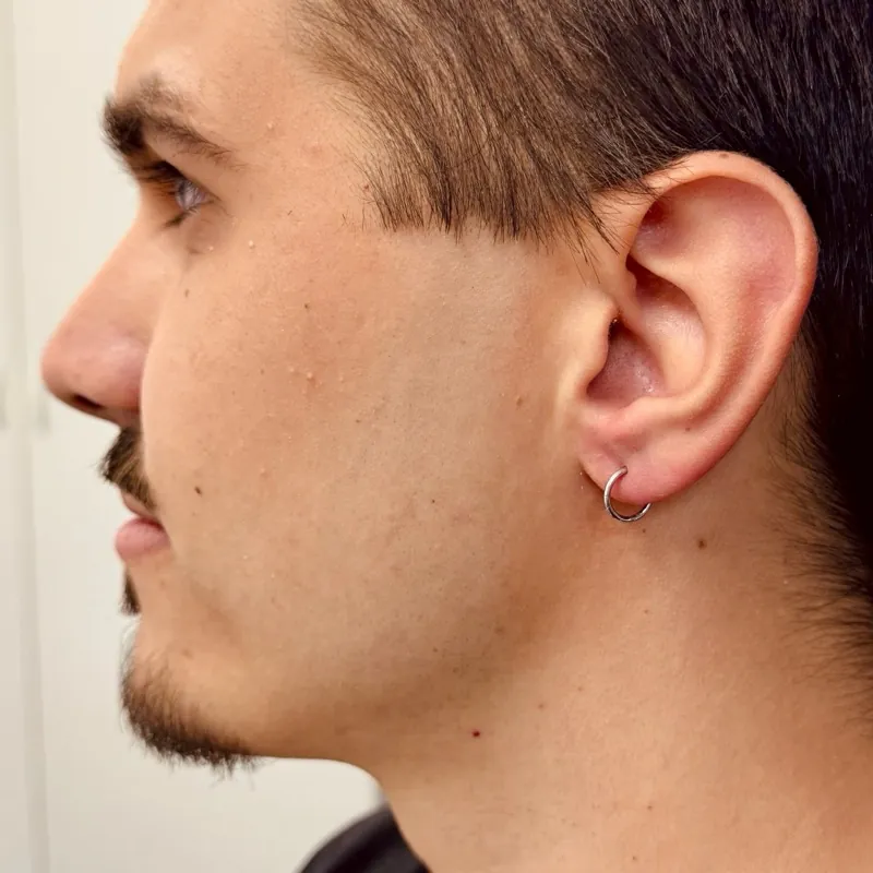 Piercing ucha s titanovým šperkem
