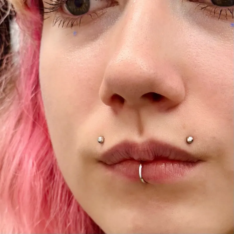 Piercing nosu — profesionální provedení