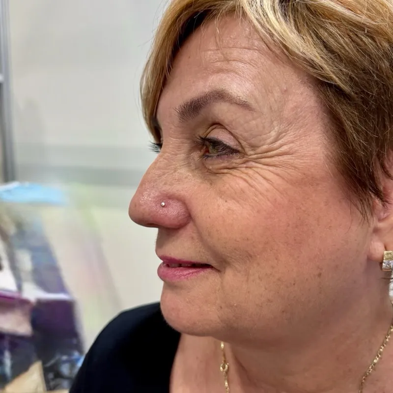 Ear piercing — detailní záběr šperku