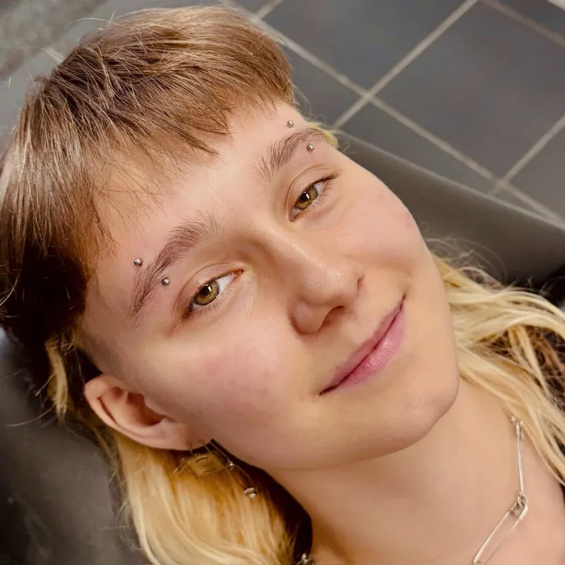 Piercing ucha s titanovým šperkem