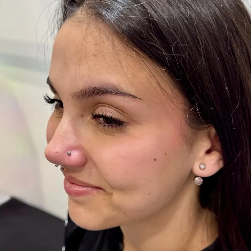 Ear piercing — detailní záběr šperku