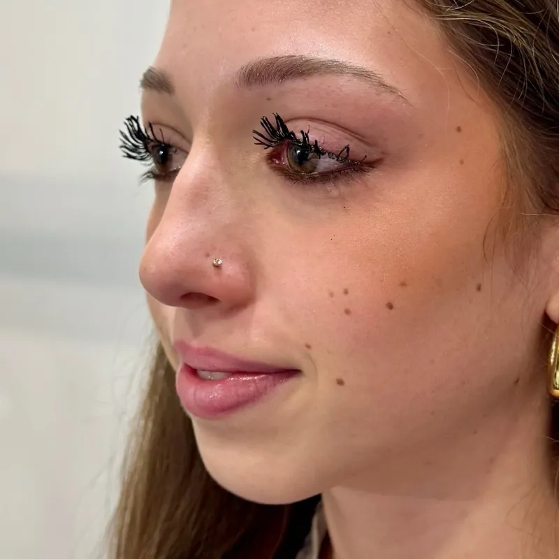 Piercing ucha s titanovým šperkem