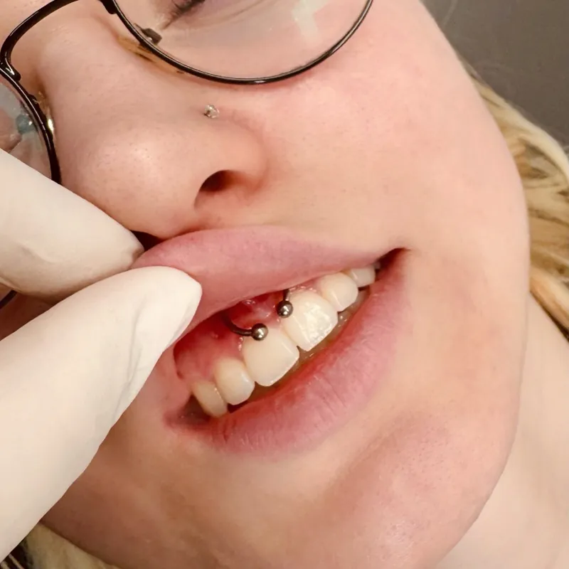 Piercing nosu — profesionální provedení