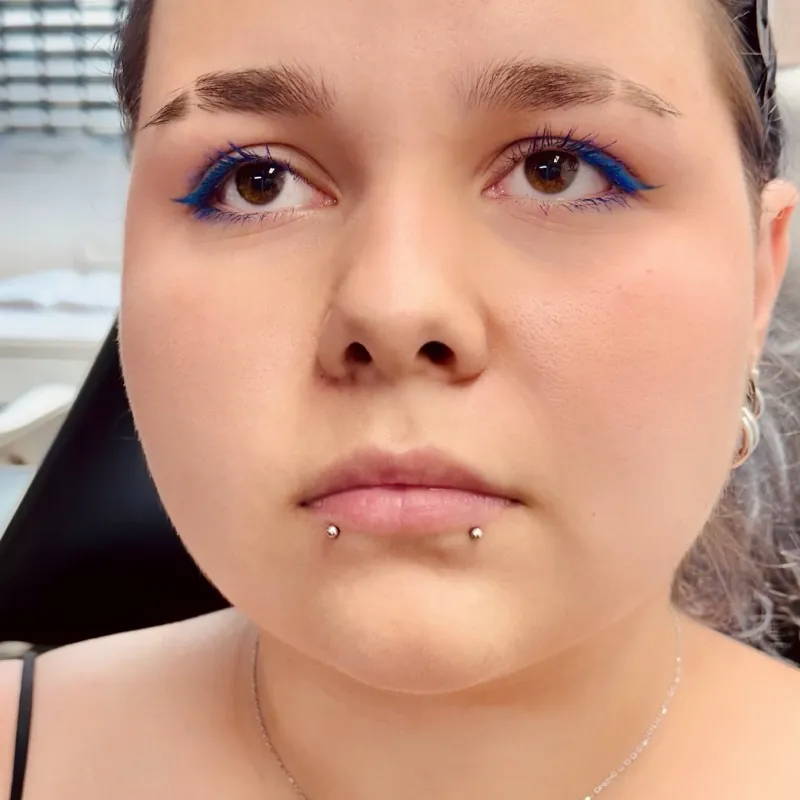 Ear piercing — detailní záběr šperku