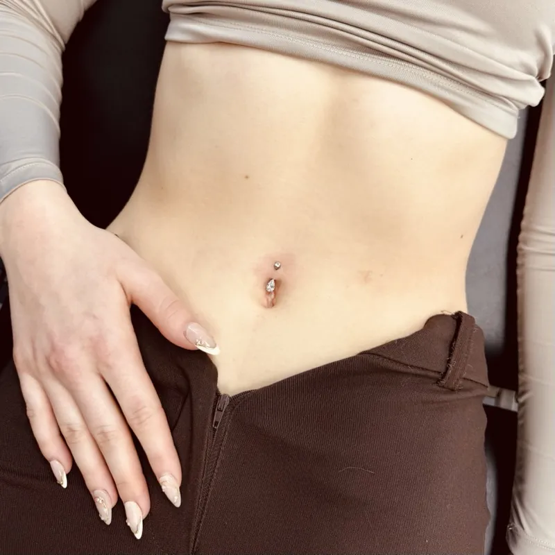 Piercing ucha s titanovým šperkem