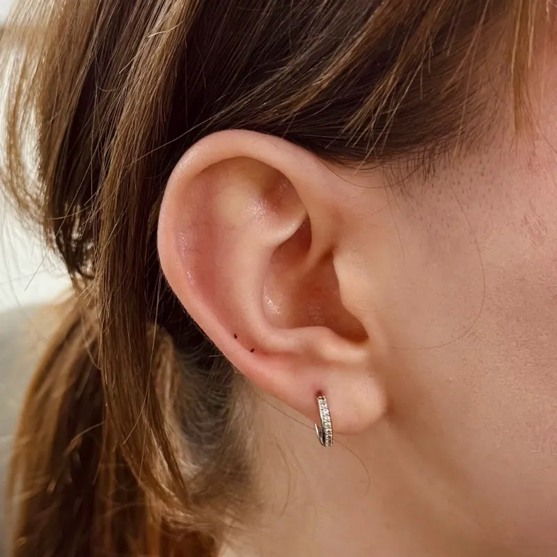 Ear piercing — detailní záběr šperku