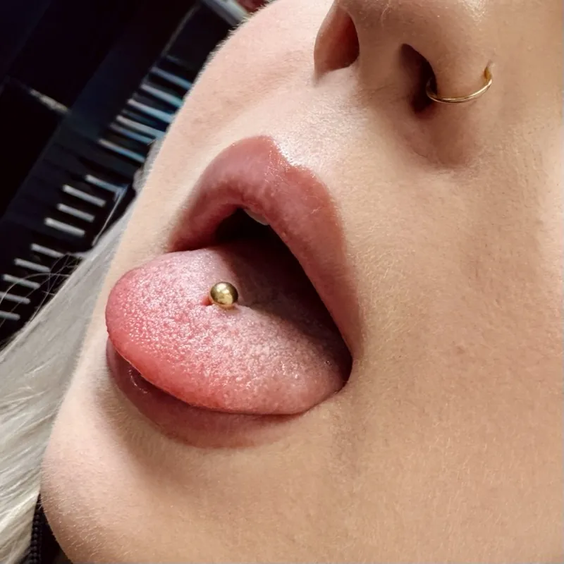 Piercing — spokojená klientka