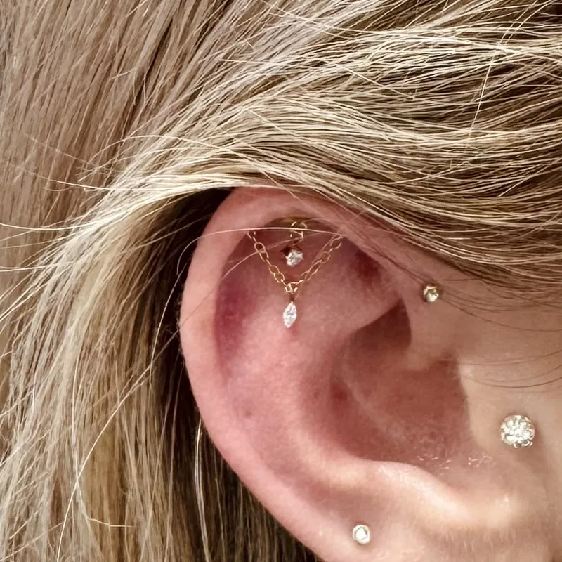 Ear piercing — detailní záběr šperku