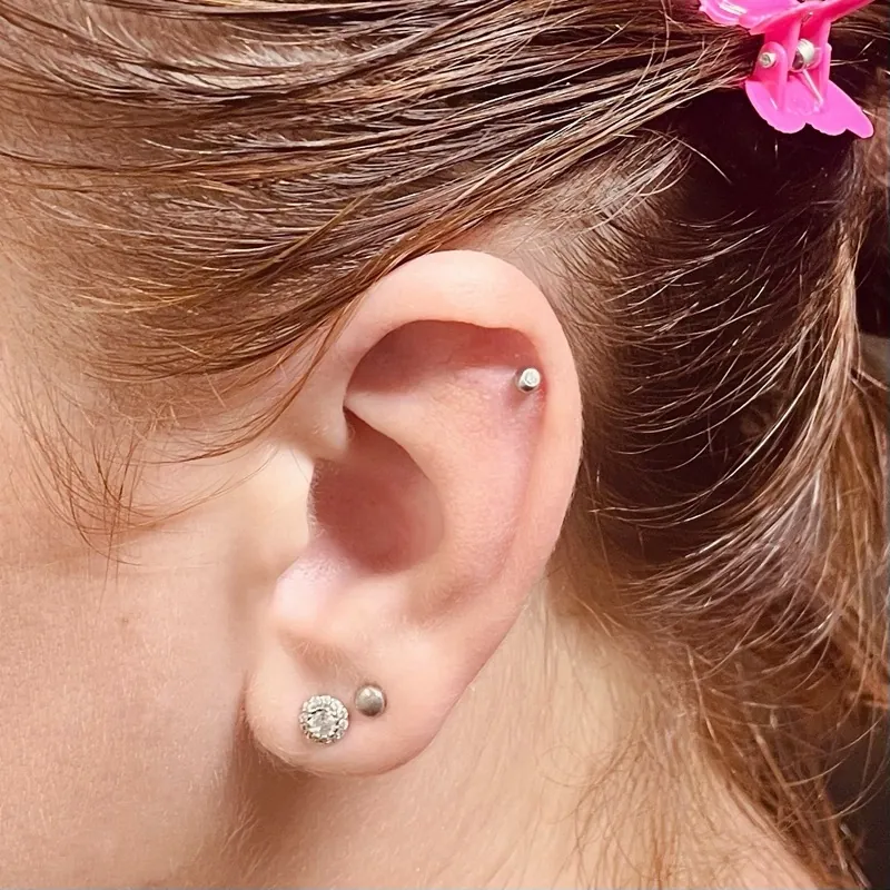 Piercing ucha s titanovým šperkem