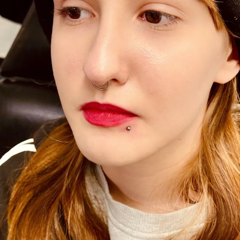 Ear piercing — detailní záběr šperku