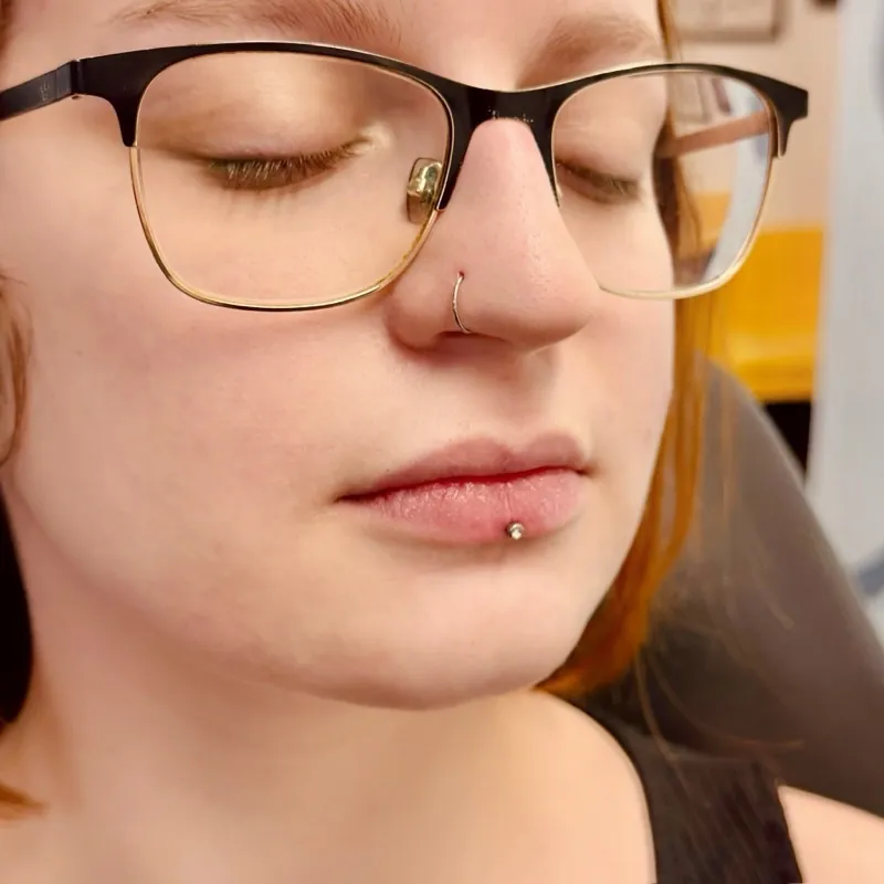 Piercing ucha s titanovým šperkem