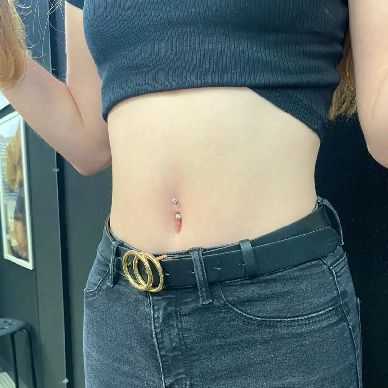 Ear piercing — detailní záběr šperku