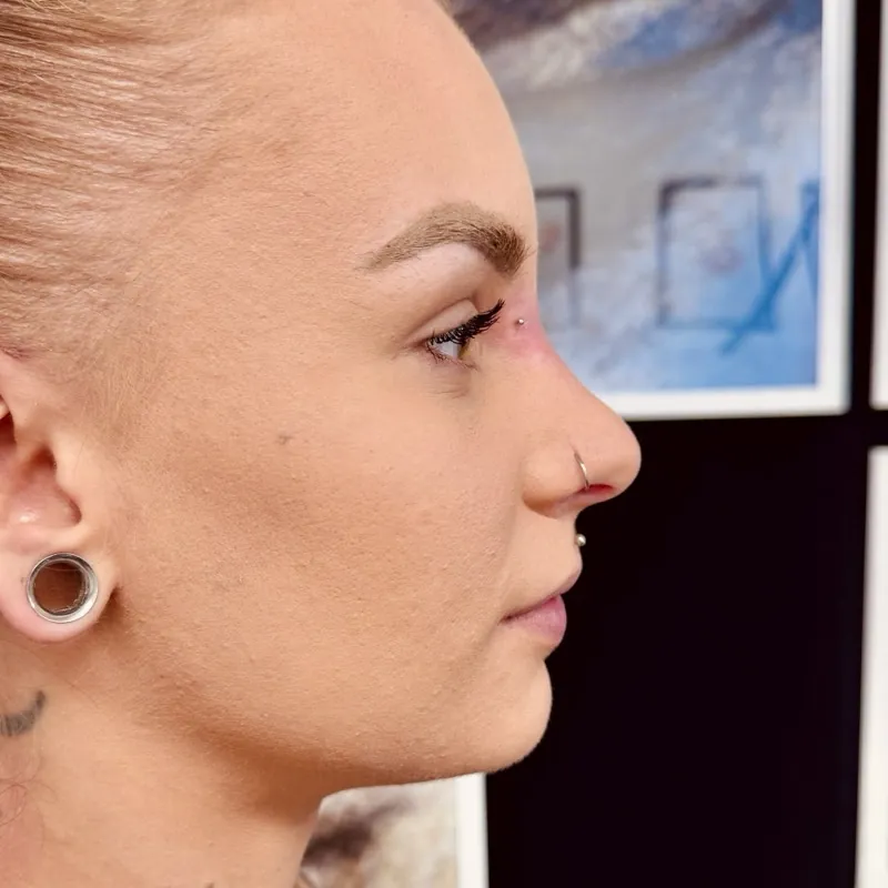 Piercing ucha s titanovým šperkem