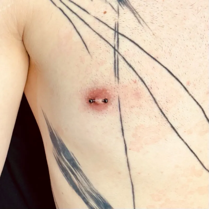 Piercing ucha s titanovým šperkem