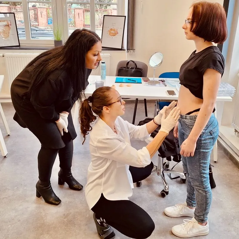 Školení piercingu — praktická výuka