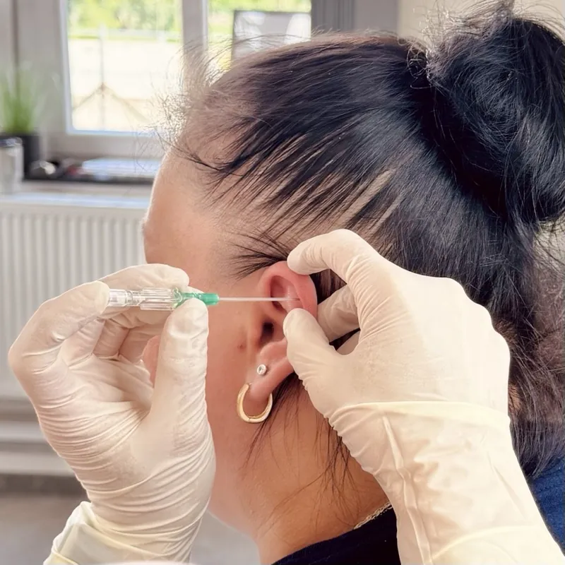 Školení piercingu — praktická výuka