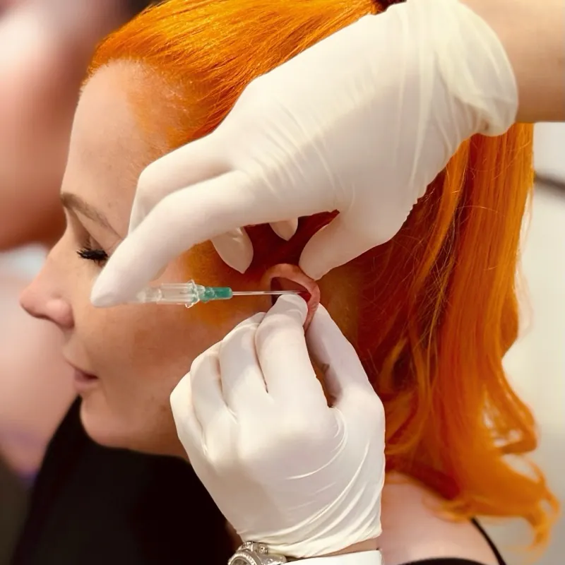 Školení piercingu — praktická výuka