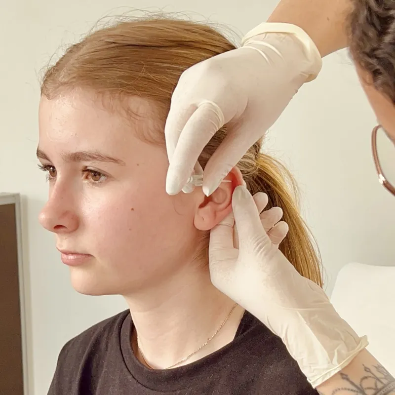 Školení piercingu — praktická výuka