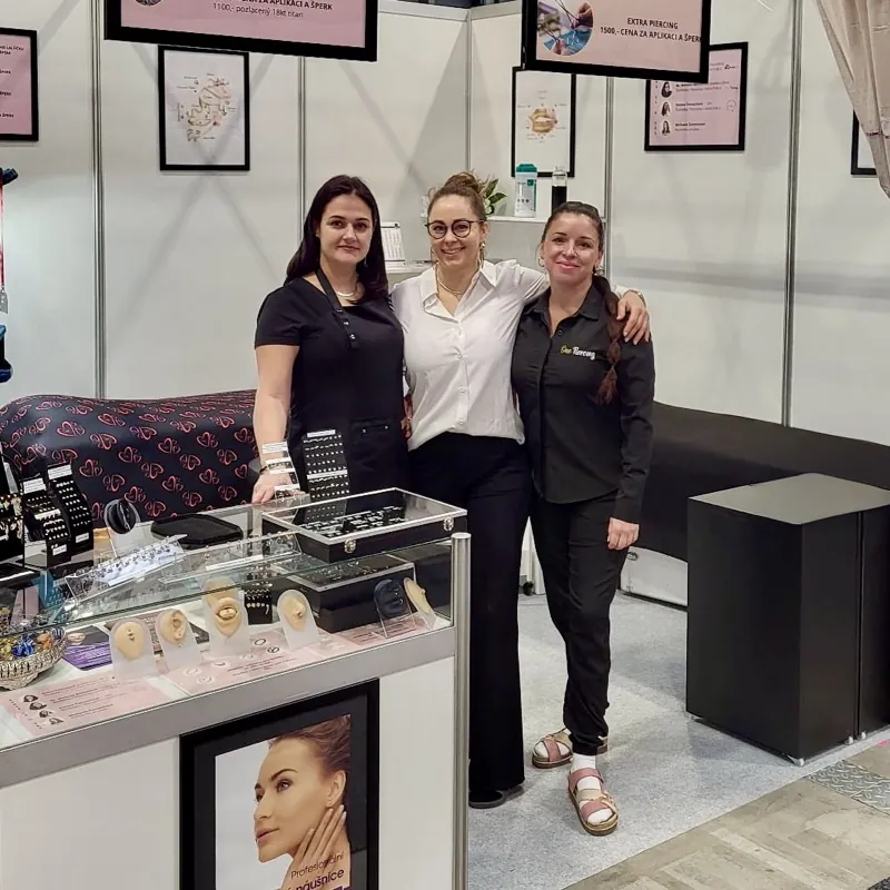 Veletrh — ukázka piercingu