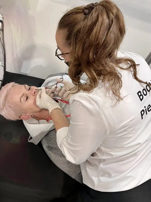 Veletrh — ukázka piercingu