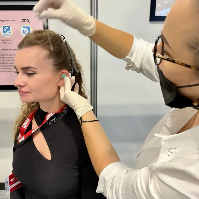 Veletrh — ukázka piercingu