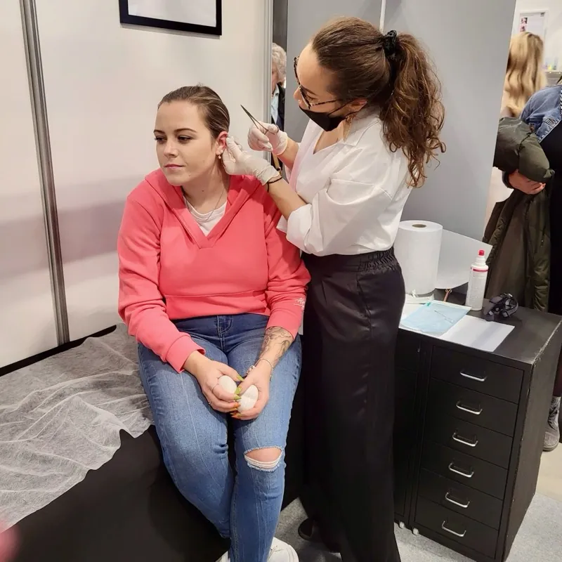 Veletrh — ukázka piercingu