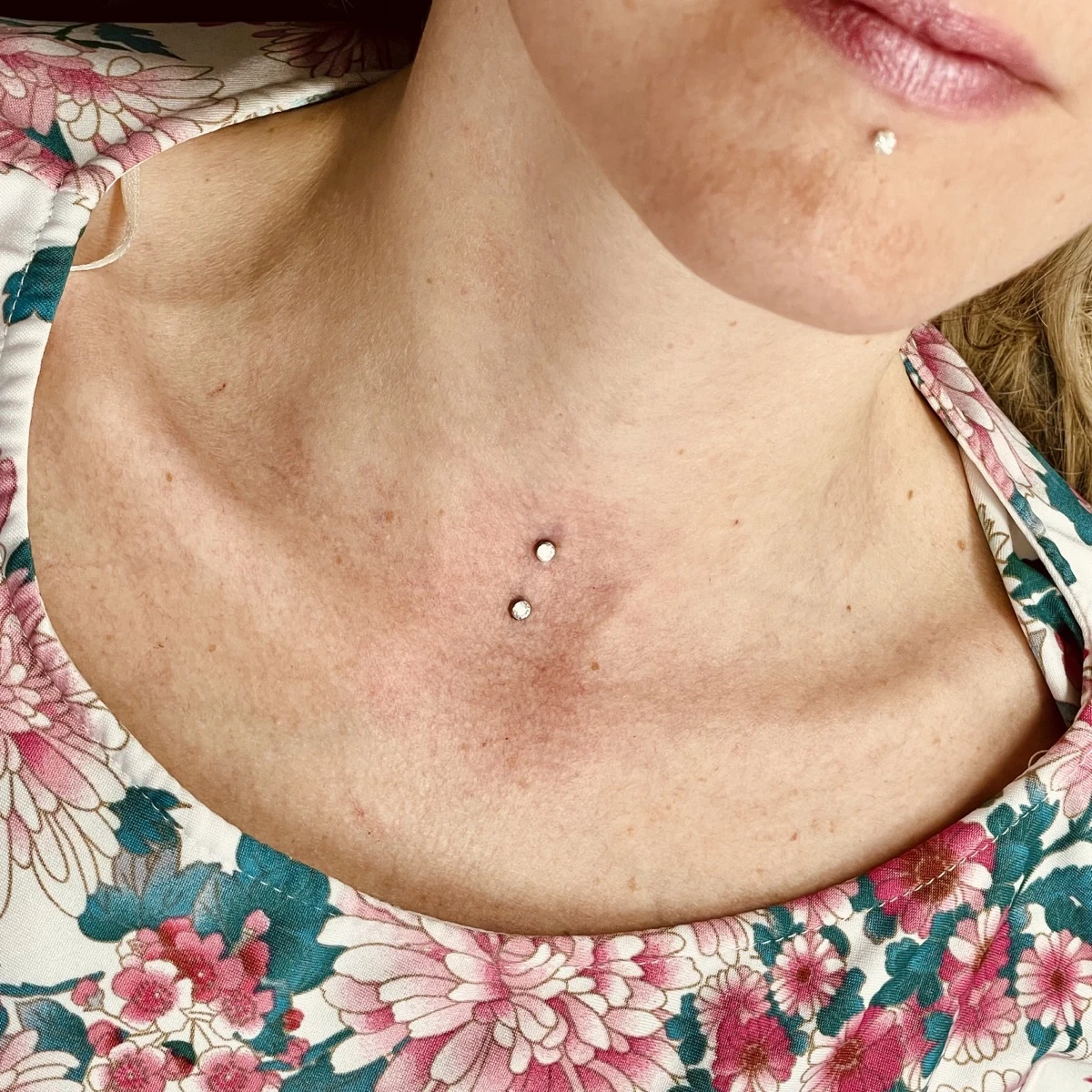 Dvojitý microdermální šperk na hrudi