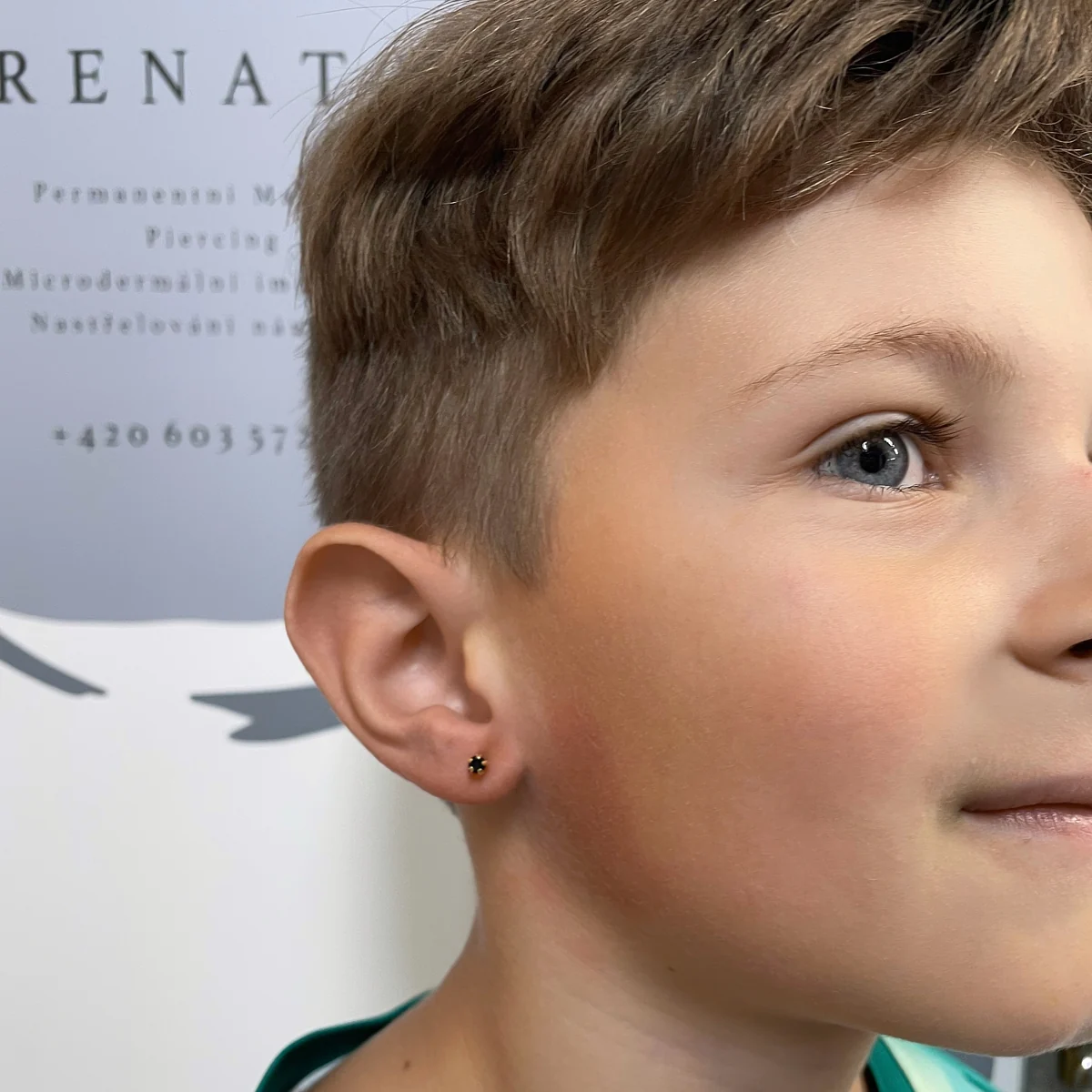 Chlapec s novou náušnicí po nastřelení ve studiu Viper