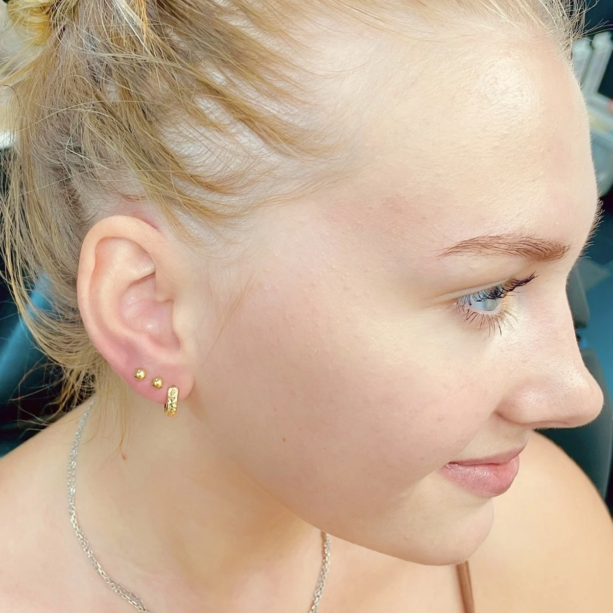 Dívka s čerstvě nastřelenou náušnicí