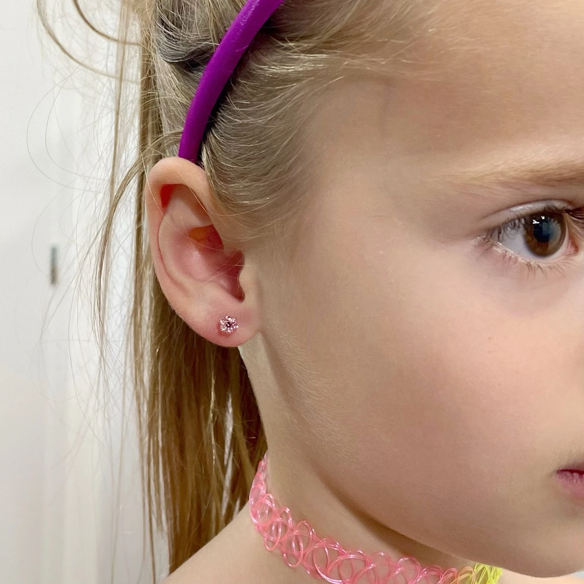 Nastřelování náušnice pistolí — profesionální postup ve studiu