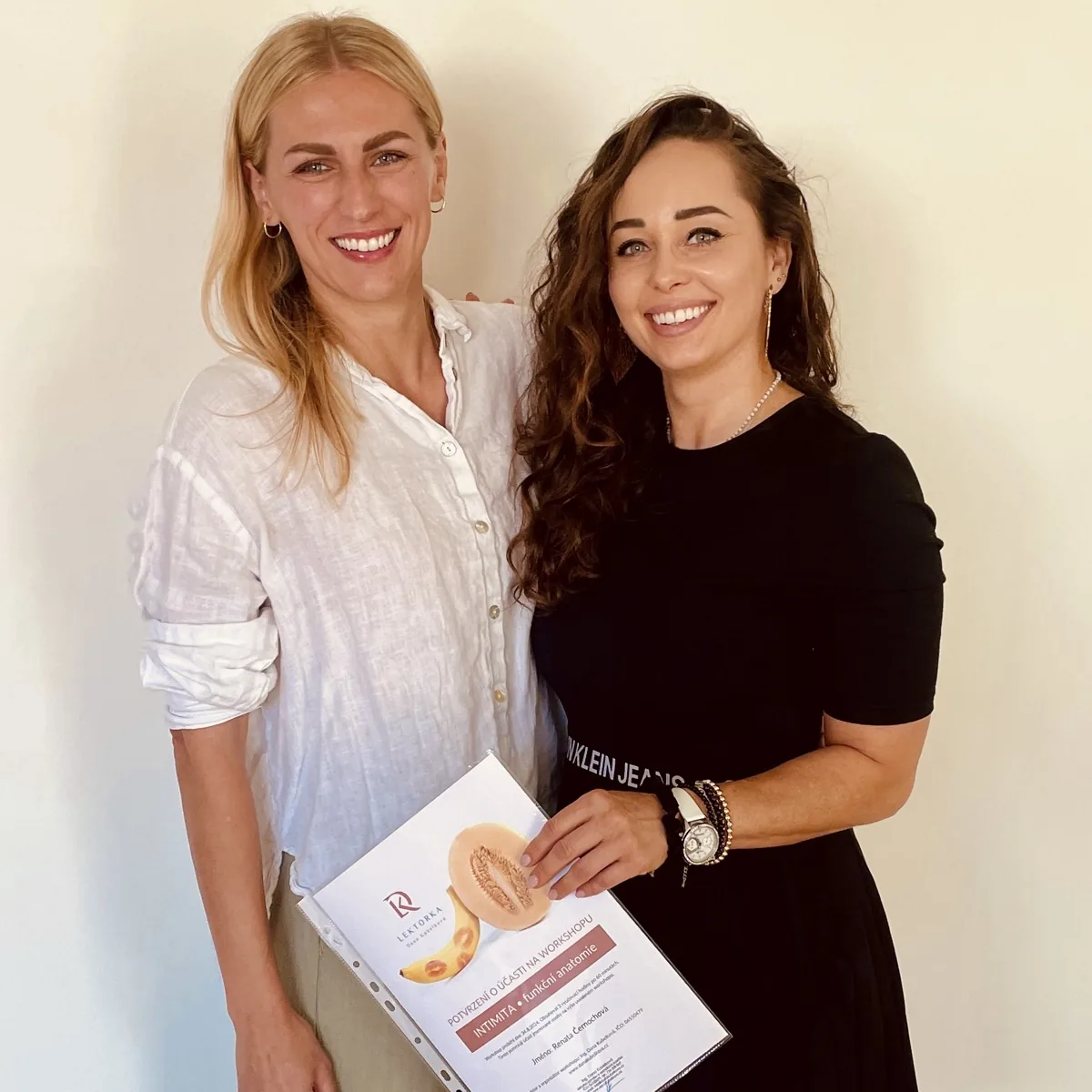 Renata Černochová s certifikátem a úsměvem