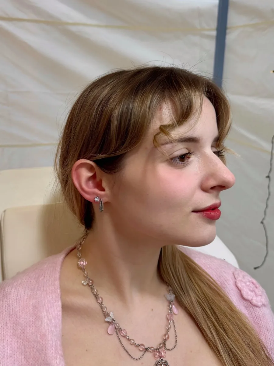 Elegantní mladá žena s náušnicí — profil