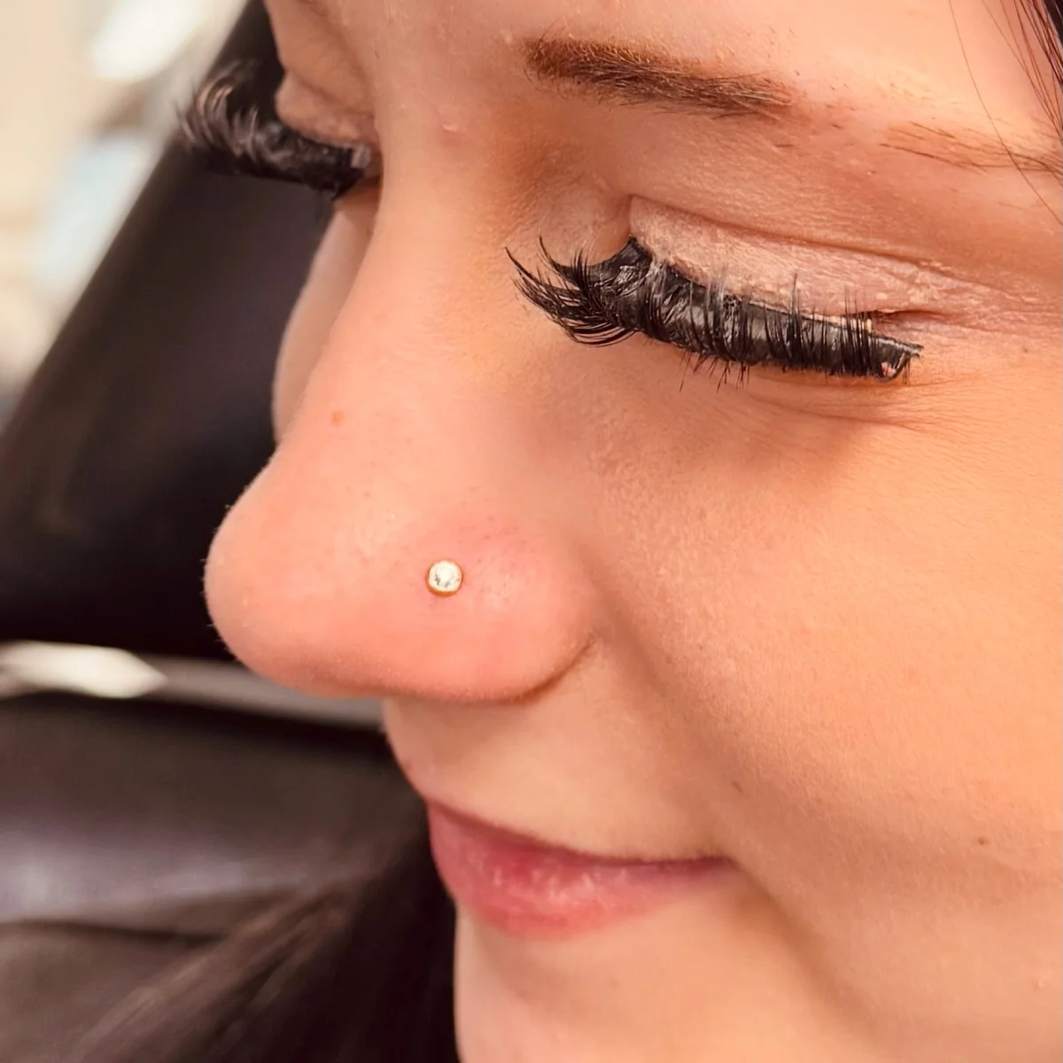 Nose stud — jemný zlatý kamínek na nose