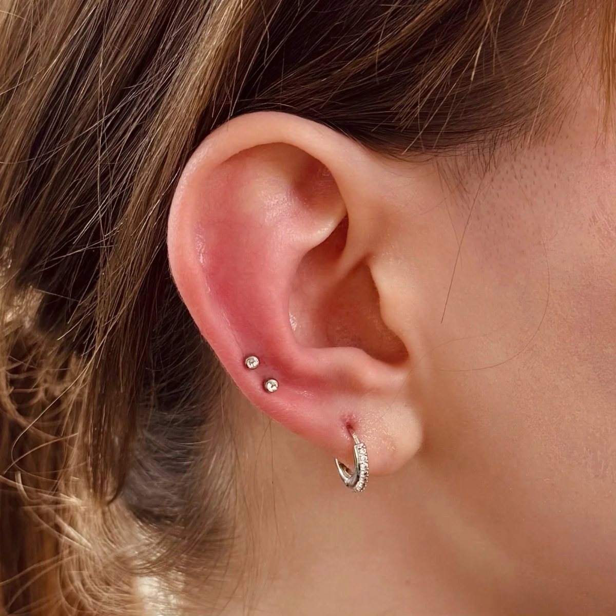 Piercing ucha — dvojitý lobe s jemným huggie kroužkem