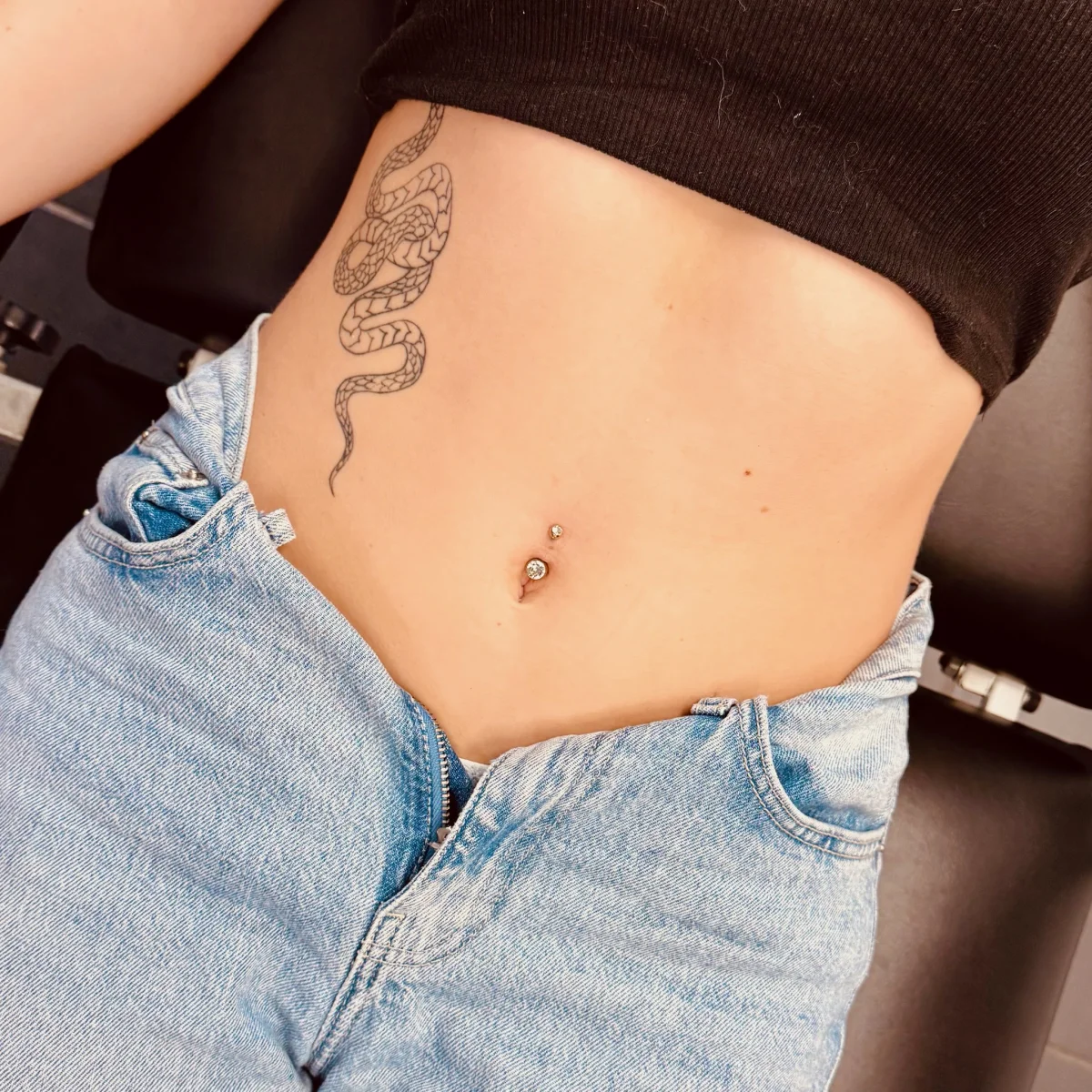 Belly piercing — pupík s kamínkovým šperkem
